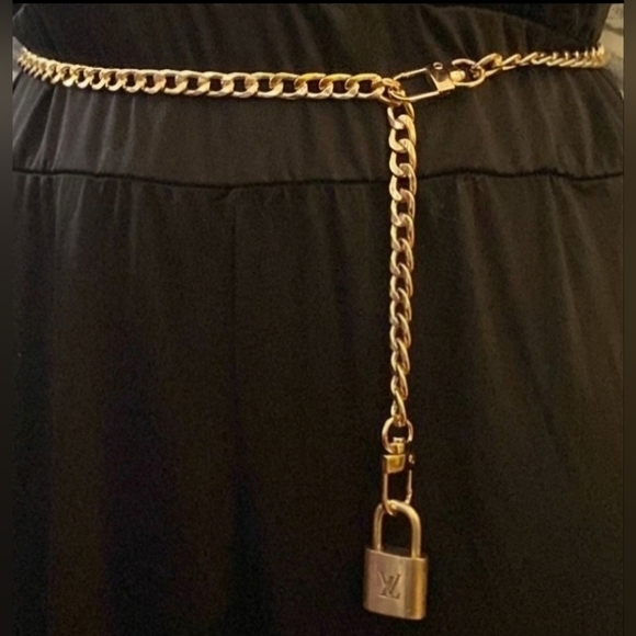 0021. Louis Vuitton padlock #305 & key set with chain - Picture 4 of 5